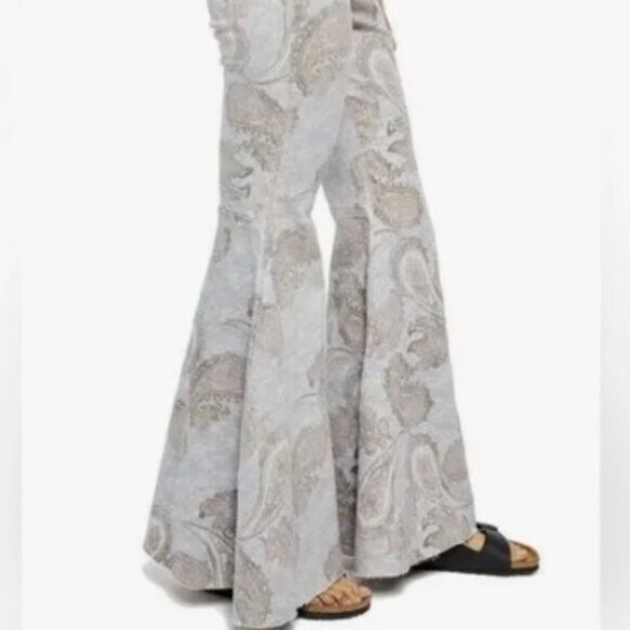 We The Free - Just Float On Flare Pants in Paisley Print Size 30 - Picture 2 of 15
